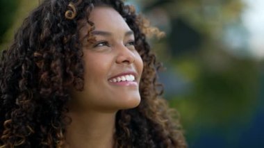 Brezilya 'lı genç bir kadın gökyüzüne umutla ve inançla bakıyor. Bir Afrikalı Amerikalı Latin Amerikalı kız dışarıda bekliyor, yanında da GratitUde.
