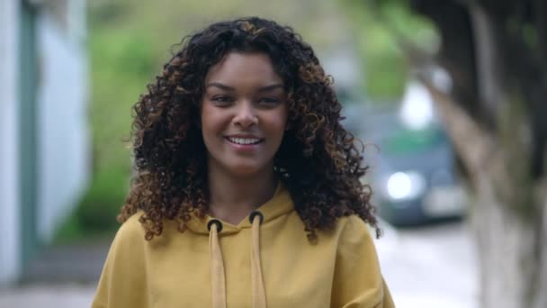 Μια Χαρούμενη Βραζιλιάνα Που Περπατάει Προς Την Κάμερα Αφροαμερικανή Νεαρή — Αρχείο Βίντεο