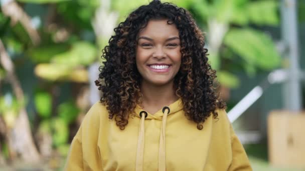 Πορτρέτο Ενός Ευτυχισμένου Μαύρου Κοριτσιού Της Χιλιετίας Που Στέκεται Έξω — Αρχείο Βίντεο