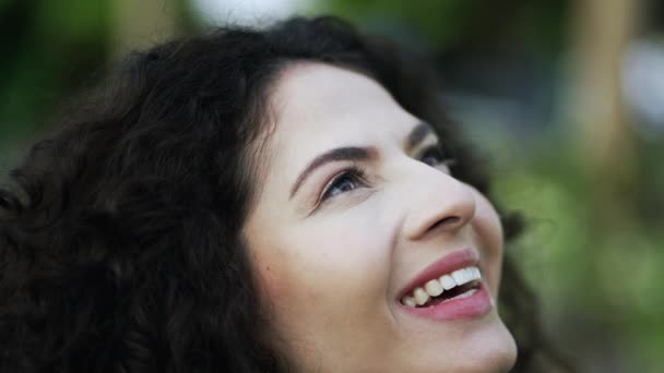 Mujer Sintiendo Presencia Dios Mirando Cielo Sonriendo — Vídeo de stock