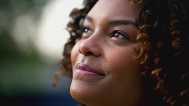 希望の若い黒人女性が空に笑みを浮かべて目を開く 感謝の幸せアフリカ系アメリカ人ラテンアメリカ人の20代の女の子 誠実な瞑想的感情 — ストック動画