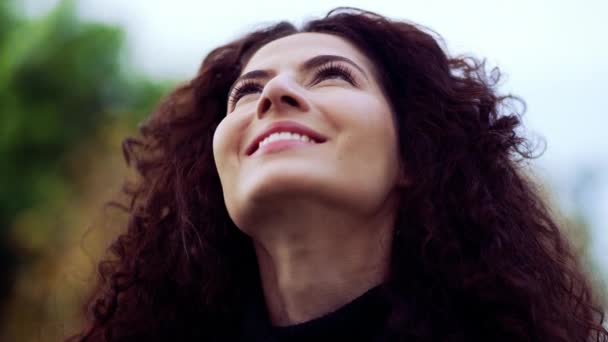 Πιστή Στοχαστική Χαρούμενη Γυναίκα Αντιμετωπίζει Κοιτάζοντας Ψηλά Τον Ουρανό Νιώθοντας — Αρχείο Βίντεο