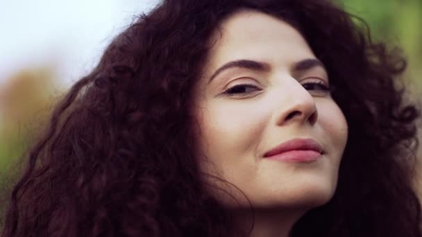 Güney Amerikalı Genç Kadın Portresi Gülümseyen Kameraya Bakıyor — Stok video