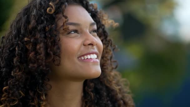 Brazilská Mladá Žena Hledící Oblohu Hope Faith Jeden Afroameričan Hispánec — Stock video