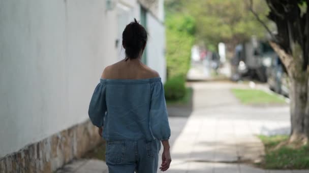 Человек Идущий Тротуару Улице Выходит Женщина Средних Лет — стоковое видео