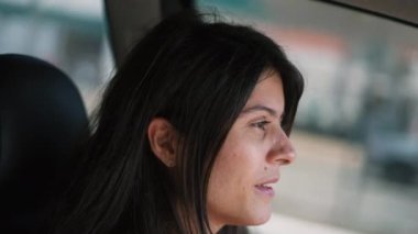 Kadın sürücünün profili yakın çekim yüzünü kullanıyor. Düşünceli ve düşünceli bir kişi araba kullanıyor.