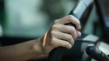 Araba direksiyonu tutarak işe gidip gelen biri. Şehir yolunda kadın el şoförü.