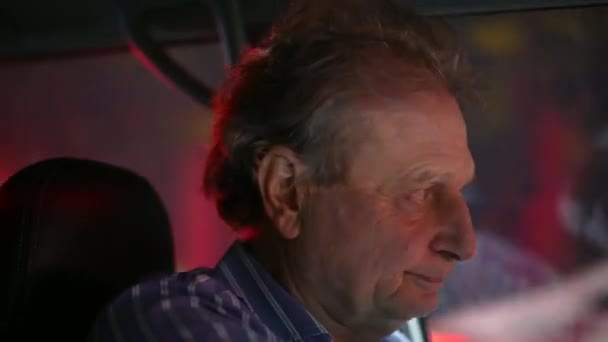 老人は都会で夜運転する フォーカスされた成熟した年上の男性ドライバーの閉鎖顔 — ストック動画