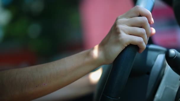 女性ドライバーの手市内でステアリングホイールの運転を保持 閉鎖者手通勤 — ストック動画