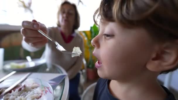 Маленький Хлопчик Відкриває Рот Їсть Їжу Батько Дідусь Годують Онука — стокове відео