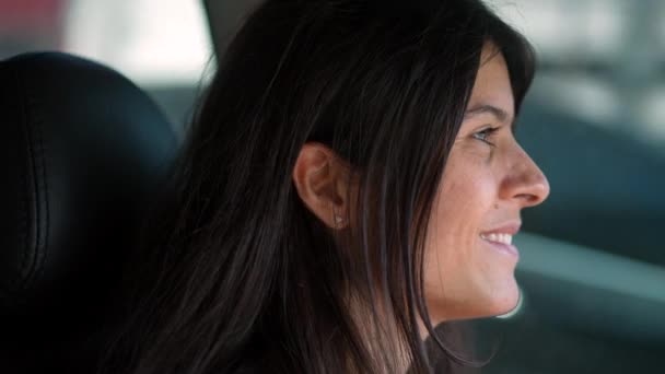 Mulher Perfil Feliz Dirigindo Estrada Sorrindo Condutor Pessoa Vista Lateral — Vídeo de Stock