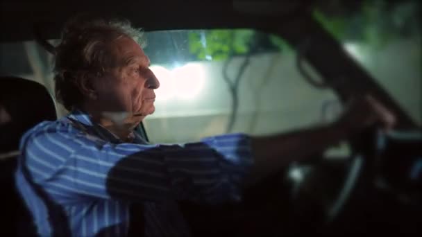 Uomo Anziano Che Guida Notte Persona Matura Che Tiene Volante — Video Stock
