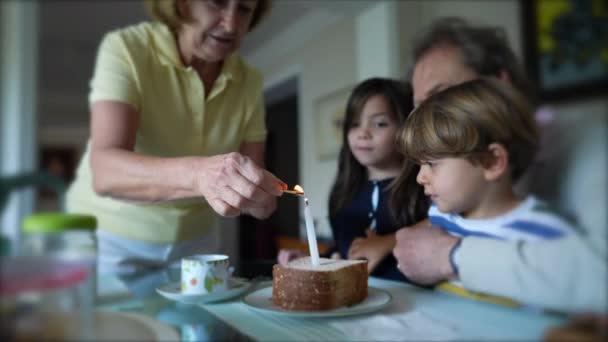 Morfar Firar Födelsedag Med Barnbarn Morfar Kramar Barnen Inför Ljusårsfirandet — Stockvideo