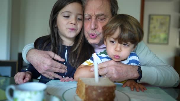 Happy Grandfather Blowing Birthday Candle Grandchildren Grandchild Siblings Celebrating Grandpa — Stock Video