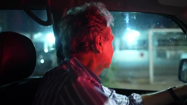Homem Maduro Espera Luz Verde Carro Condução Pessoa Mais Velha — Vídeo de Stock