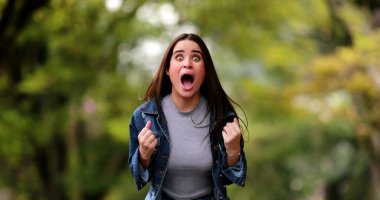 Heyecanlı dramatik kadın tepkisi inanılmaz bir haber.