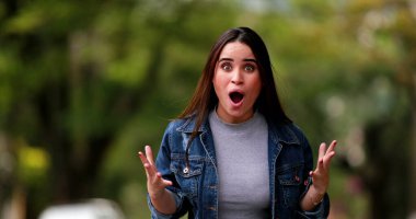 Kız mesaj alıyor ve dans etmeye başlıyor.