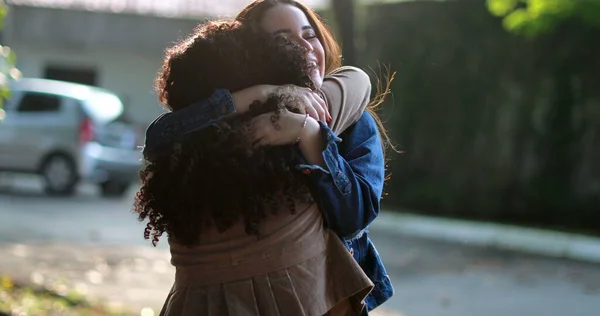 Mutlu Buluşmalar Iki Kız Arkadaş Kucaklaşır Birbirlerini Tekrar Gördüklerine Sevinirler — Stok fotoğraf