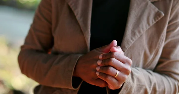 Endişeli Genç Siyahi Kadın Dışarıda Elleri Titreyerek Duruyor — Stok fotoğraf