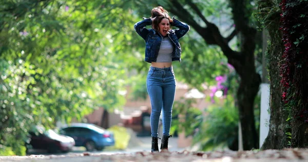 Chica Emocionada Saltando Con Alegría Fuera Joven Mujer Milenaria Los — Foto de Stock