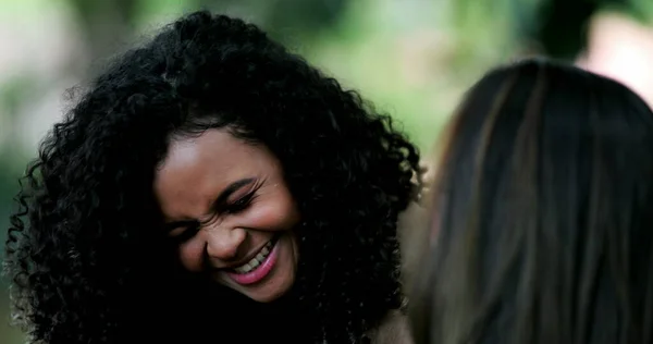 Chica Negra Risa Conversación Mujer Africana Cándida Riendo Sonriendo Mientras — Foto de Stock