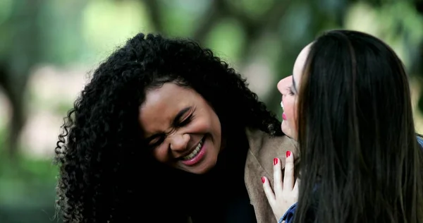 Gelukkige Diverse Vriendinnen Die Samen Lachen Afrikaans Zwart Meisje Echt — Stockfoto