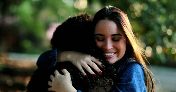Empática Mujer Abrazando Amigo Fuera —  Fotos de Stock