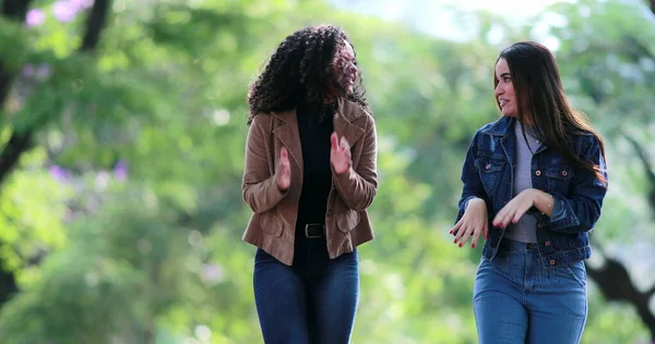 Spannend Dat Twee Jonge Vrouwen Goed Nieuws Vierden Diverse Meisjes — Stockfoto