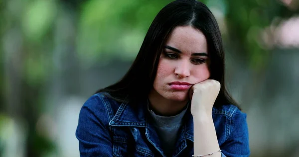 Pişmanlık Duyan Endişeli Genç Bir Kadın Üzgün Depresif Milenyum Kızı — Stok fotoğraf