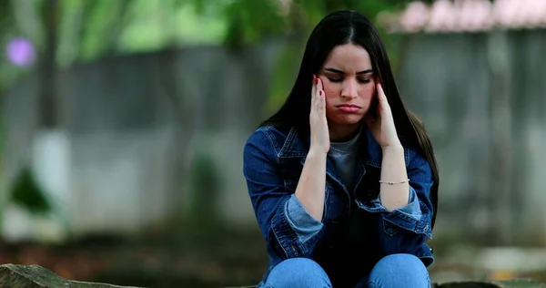 Förvirrad Ung Kvinna Känner Frustration Och Depression — Stockfoto