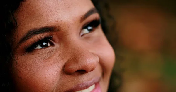 Belle Hispanique Brésilienne Femme Noire Fermer Ouvrir Les Yeux Contemplation — Photo