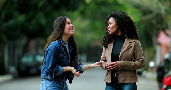 Amizade Diversa Duas Mulheres Conversando Fora Parque — Fotografia de Stock