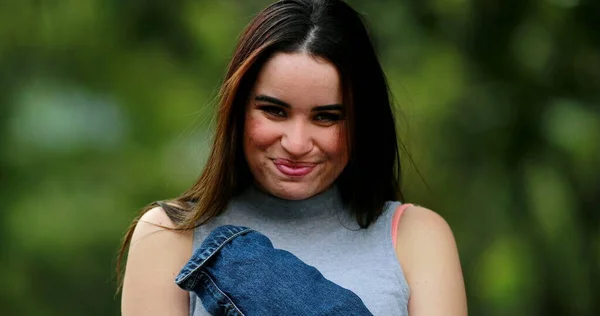 Millennial Chica Coqueteando Con Cámara Sonriente Retrato Mujer — Foto de Stock