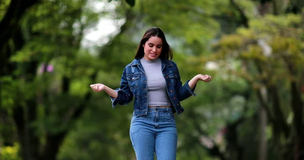 Diversión Emocionada Mujer Joven Feliz Bailando Con Alegría Fuera Naturaleza2 —  Fotos de Stock