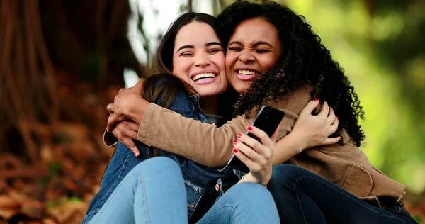 Amigos Felices Abrazándose Abrazándose Mientras Miran Teléfono Celular — Foto de Stock