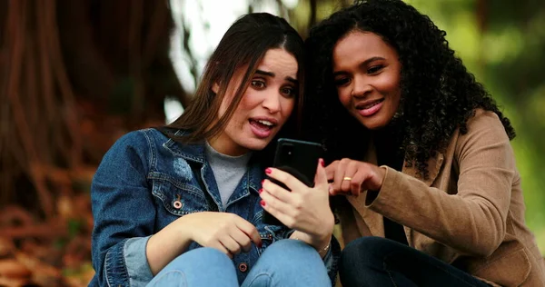 Meninas Diversas Olhando Para Tela Celular Mulher Chamando Amigo Para — Fotografia de Stock