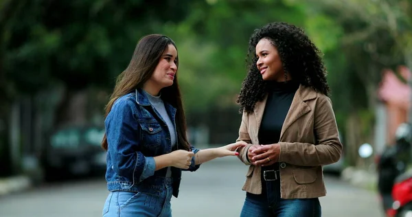 Divers Vriendschap Twee Vrouwen Praten Buiten Het Park — Stockfoto