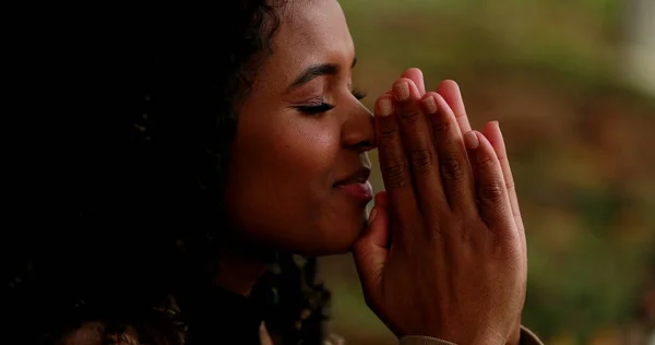Pessoa Orando Deus Menina Raça Mista Africana Implorando Ajuda Divina — Fotografia de Stock