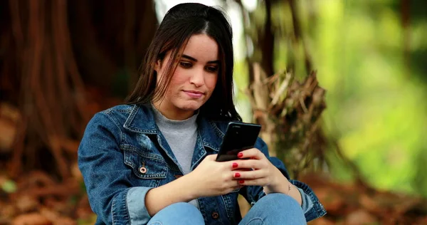Millennial Menina 20S Digitando Dispositivo Celular — Fotografia de Stock