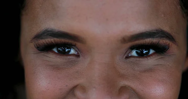 Afrikansk Flicka Närbild Ögon Tittar Kameran Blandad Ras Kvinna Stänga — Stockfoto