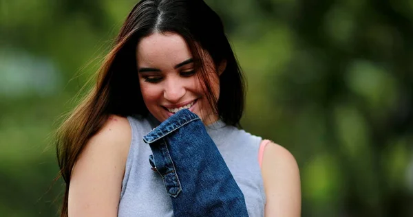 Millennial Menina Flertando Com Câmera Sorrindo Mulher Retrato — Fotografia de Stock