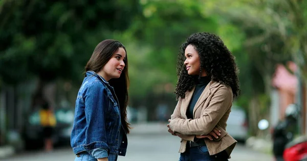 Amistad Diversa Dos Mujeres Hablando Afuera Parque —  Fotos de Stock