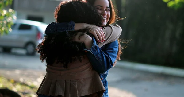 重逢快乐 两个女朋友拥抱着快乐的相逢 两个人拥抱在一起 — 图库照片