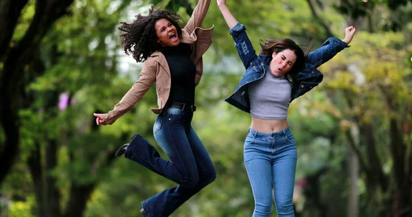 Ευτυχισμένες Διαφορετικές Γυναίκες Πηδούν Στον Αέρα Για Γιορτάσουν — Φωτογραφία Αρχείου