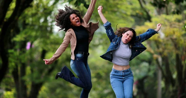 Szczęśliwe Zróżnicowane Kobiety Skaczą Powietrze Świętować — Zdjęcie stockowe