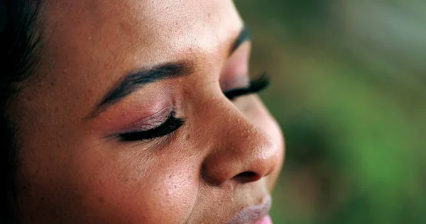 African Girl Closing Opening Eyes Meditation — Stock Photo, Image