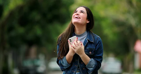 Happy Vrouw Ontvangt Uitstekend Nieuws Bericht Mobiele Telefoon Apparaat Gevoel — Stockfoto