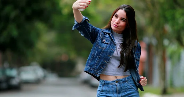 Millennial Chica Tomando Selfie Con Teléfono Fuera — Foto de Stock