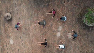 Yoga ve hava manzarası eğitimi alan insanlar.