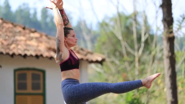 Donna Formazione Yoga Equilibrio Asana Posa — Video Stock